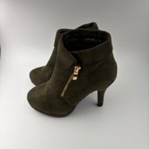 Trends Olive Green Faux Suede Ankle Booties with a Side Zip Closure Size 5M